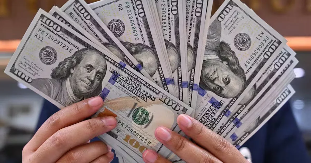 Dólar sobe com expectativa de juros nos EUA: o que muda nas remessas e no financiamento da casa própria