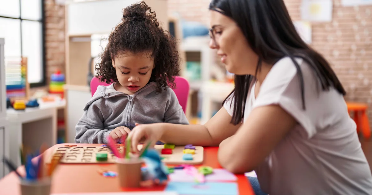 Professora brasileira pode trabalhar em creche nos EUA, mas salário de US$ 100 mil não é a regra