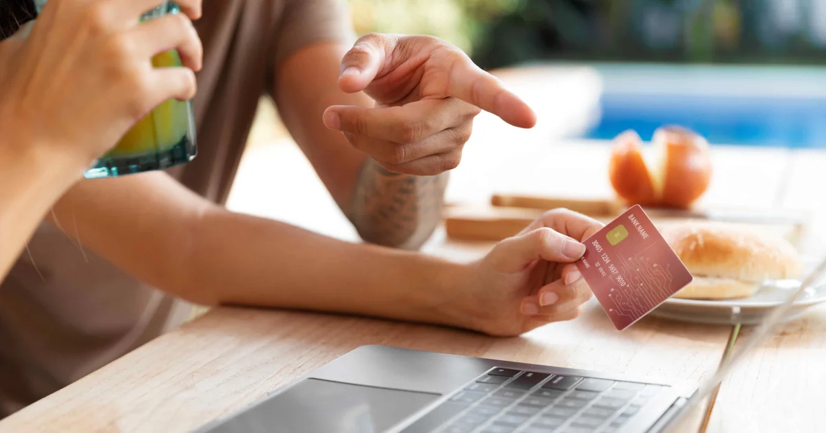 Dívida de cartão de crédito nos EUA atinge US$ 1,13 trilhão e aperto no orçamento cresce