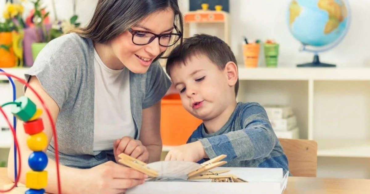 Escolas públicas devem oferecer apoio a crianças com autismo nos EUA, mas diagnóstico não garante IEP automático