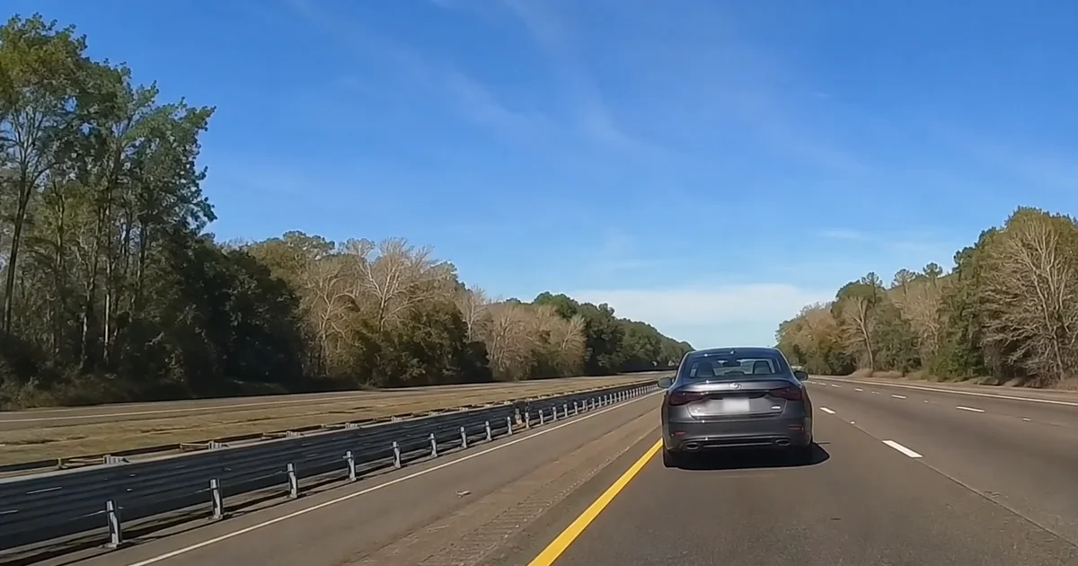 Motorista é preso a 109 mph no Arizona e caso mostra quando excesso de velocidade pode virar crime nos EUA